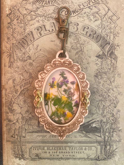 Keychain Flower Press in Vintage Frame Style with Keyring