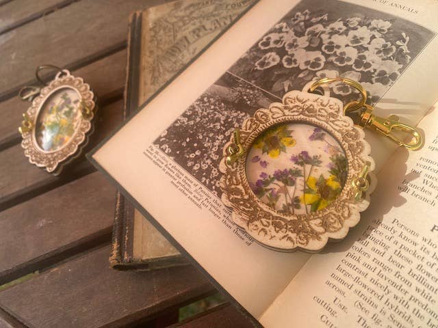 Keychain Flower Press in Vintage Frame Style with Keyring
