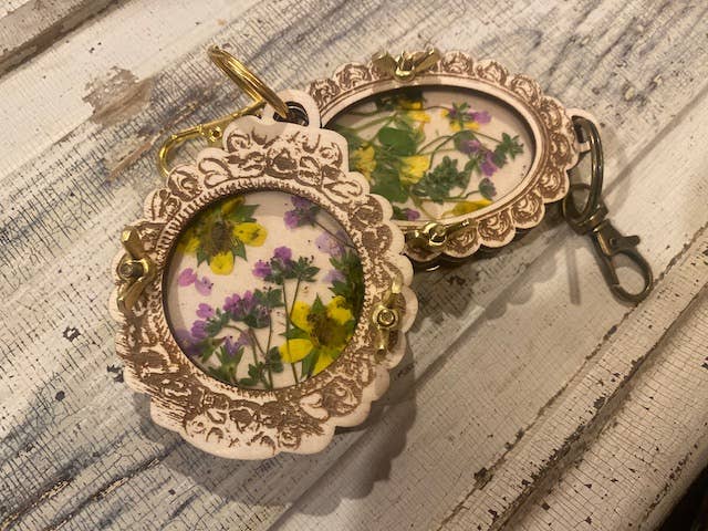 Keychain Flower Press in Vintage Frame Style with Keyring