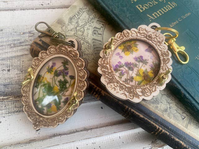 Keychain Flower Press in Vintage Frame Style with Keyring
