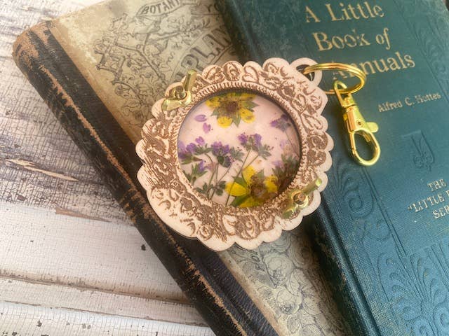 Keychain Flower Press in Vintage Frame Style with Keyring