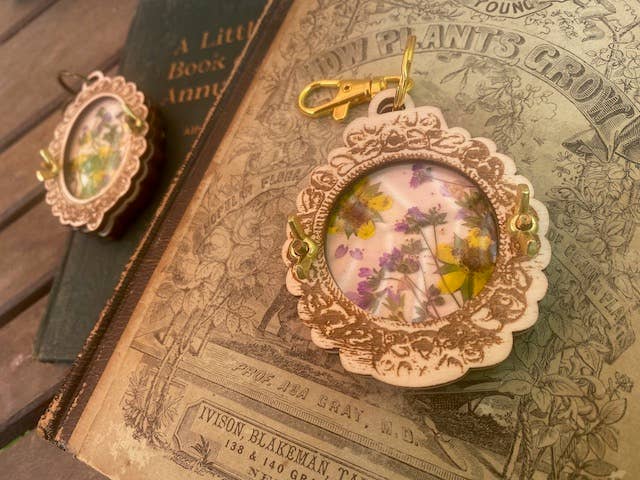 Keychain Flower Press in Vintage Frame Style with Keyring